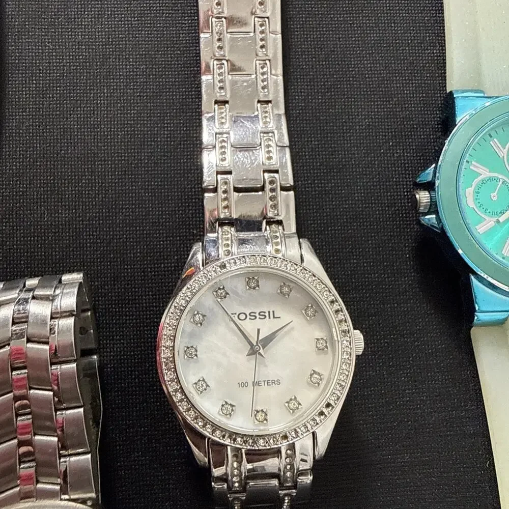 (A2) Bulk Lot Of 25 Watches Vintage And Modern Running On New Batteries!